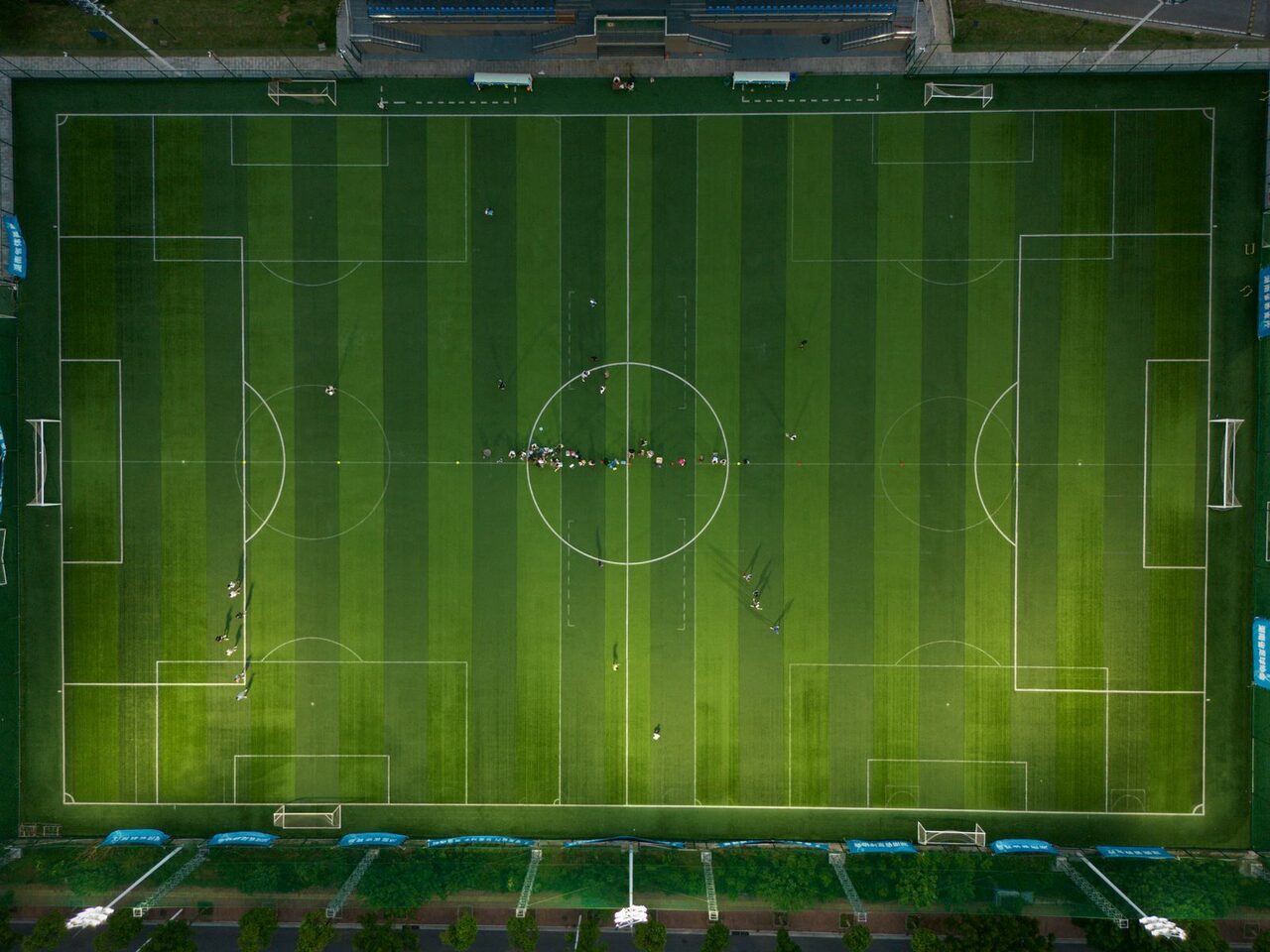 ملاعب كرة القدم والملاعب الخماسية